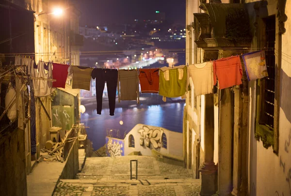Сушка одежды в Порту, Португалия — стоковое фото