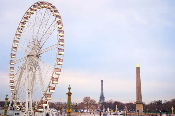 黄昏在巴黎渡海小轮轮 — 图库照片