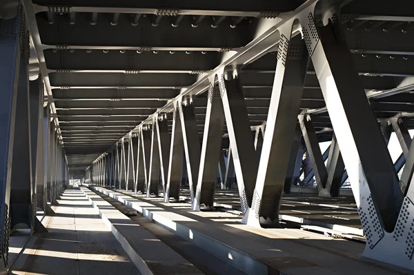 Interieur van metalen brug — Stockfoto