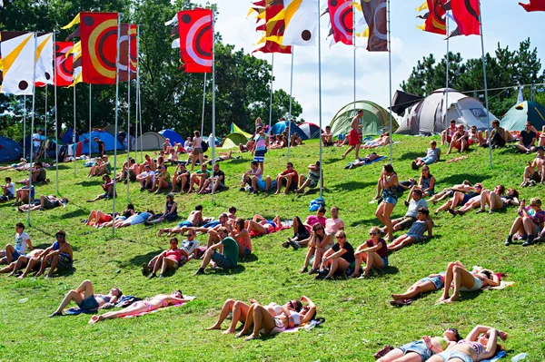 Visitors of Sziget music festival relaxing — Stock Photo, Image