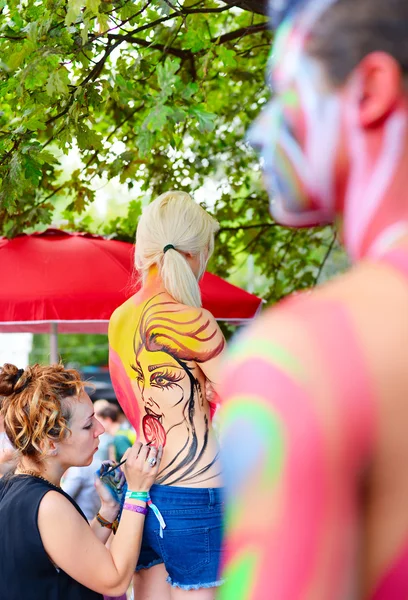 Kobieta wykonująca makijaż w Sziget festival — Zdjęcie stockowe