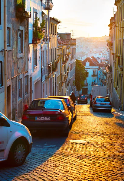 Typisch Lissabon straat bij zonsondergang — Stockfoto