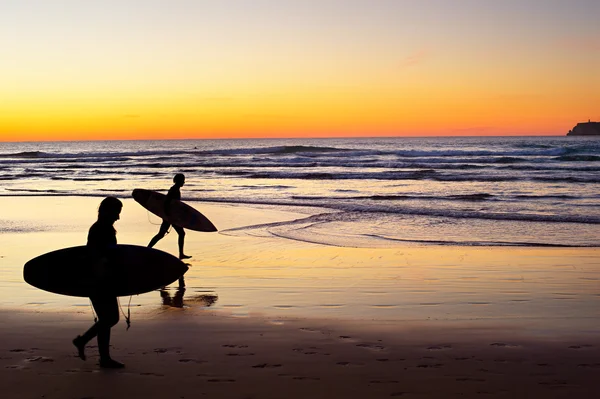 Surfers στο ηλιοβασίλεμα, Πορτογαλία — Φωτογραφία Αρχείου