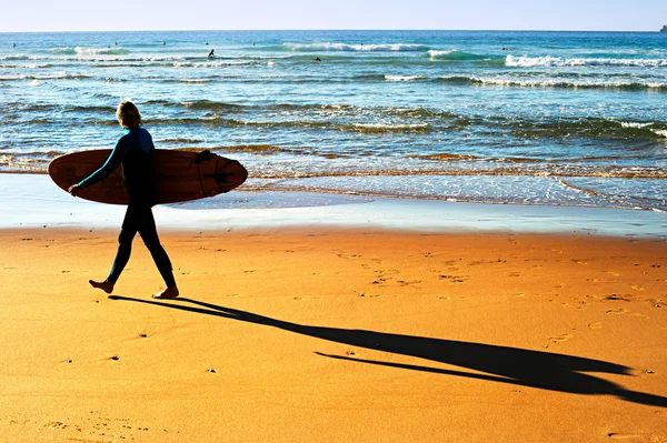 Surfer γυναικεία σιλουέτα — Φωτογραφία Αρχείου