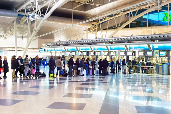 People in queue at check-in counter — Stock Photo, Image