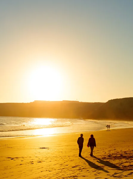 Gente paseando por la playa — Foto de Stock