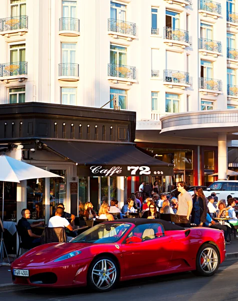Mensen zitten in café en wandelen in Cannes — Stockfoto
