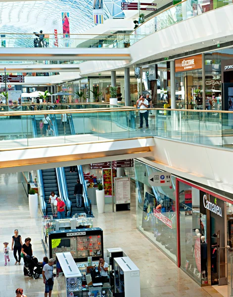 Lidé v nákupním centru Europark — Stock fotografie