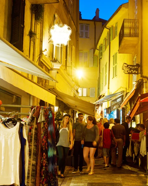 Туристи відвідують місцеві магазини в Каннах — стокове фото