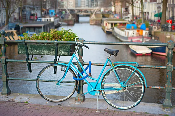 Cykeltur på bron i Amsterdam — Stockfoto