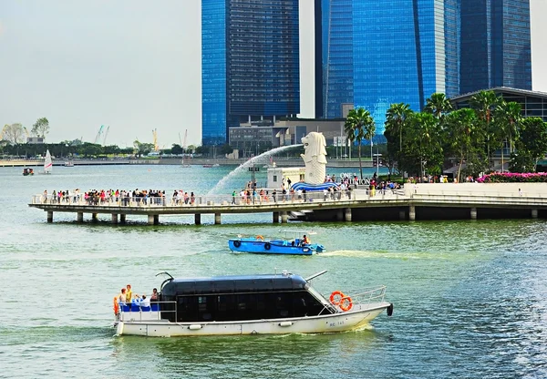 Turis di air mancur Merlion di Singapura — Stok Foto