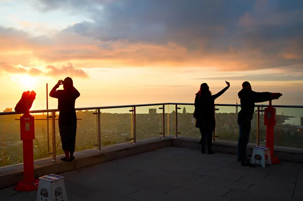 La silhouette delle persone al punto di vista — Foto Stock