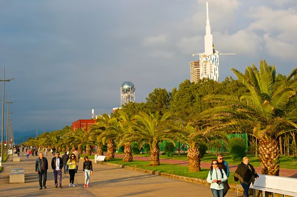 Ludzie chodzą na nasyp w Batumi — Zdjęcie stockowe