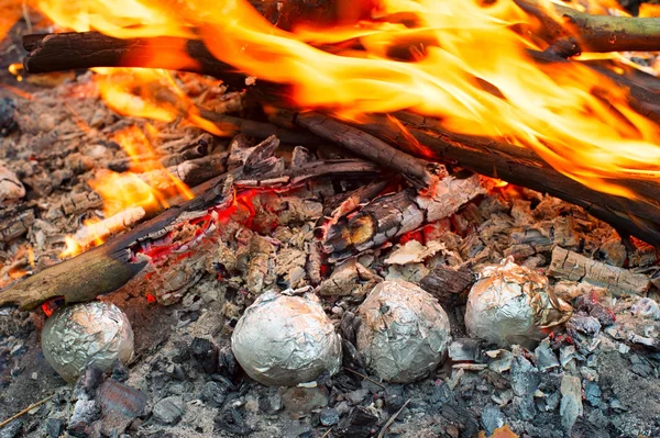 Baked potatoes wrapped with aluminum foil — Zdjęcie stockowe