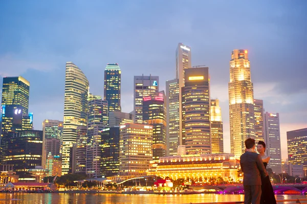 Personas no identificadas frente al centro de Singapur — Foto de Stock