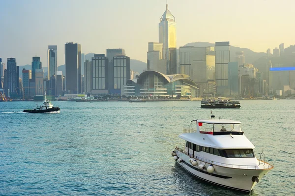 Lyxyacht i Hong Kong hamn — Stockfoto