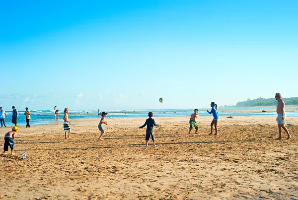 Grupa dzieci grać w piłkę na plaży — Zdjęcie stockowe