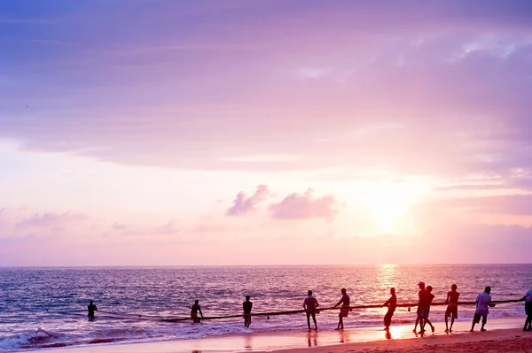 Fiskare dra net från havet — Stockfoto