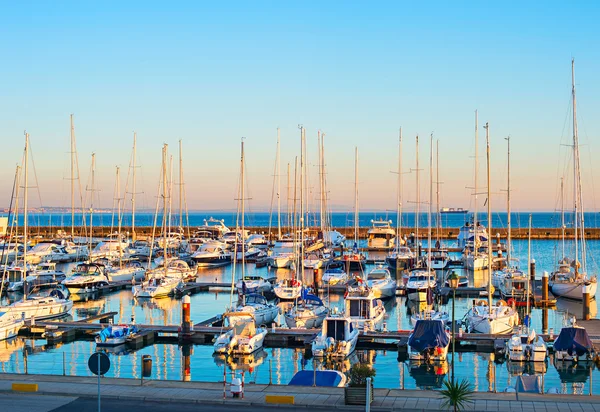 Portugiesischer Luxus-Yachthafen. Kaskaden — Stockfoto