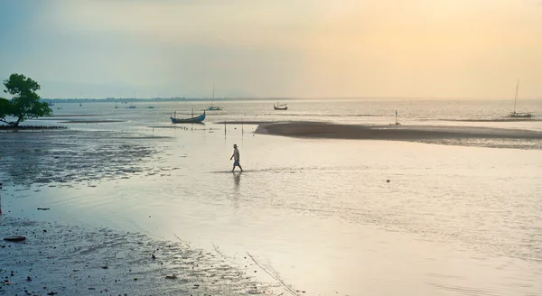 Pescatore a piedi sulla spiaggia — Foto Stock