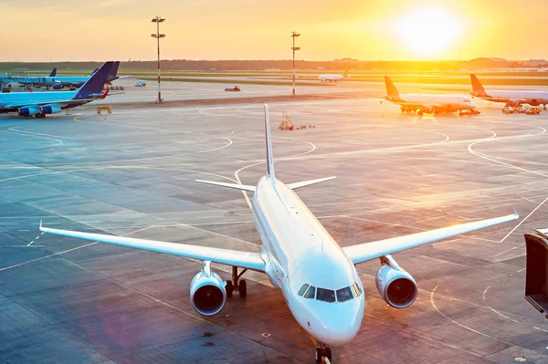 Aviões no aeroporto ao pôr do sol — Fotografia de Stock