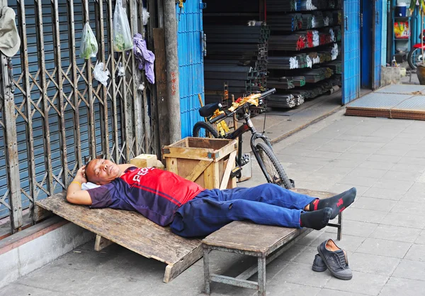 Mann schläft auf der Straße — Stockfoto