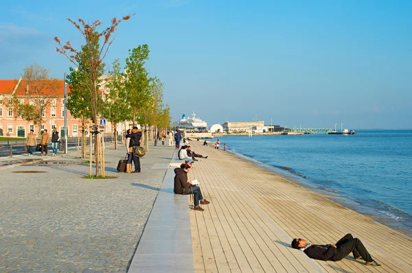 Mensen aan de kade van Lissabon — Stockfoto