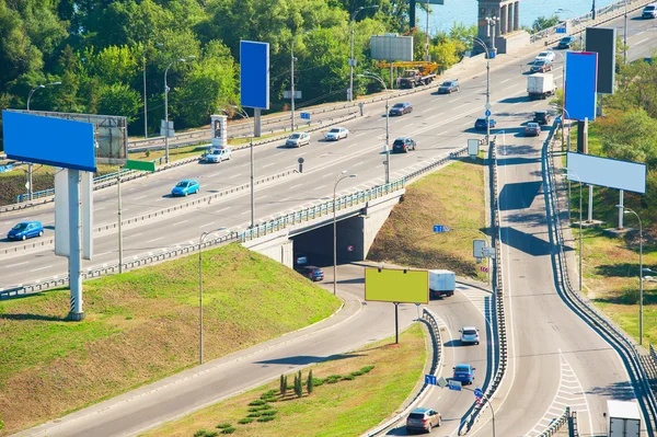 Перекресток с рекламным щитом и автомобилями в Киеве — стоковое фото