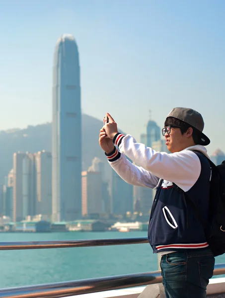 Tourist in Hong Kong skyline — Stock Photo, Image