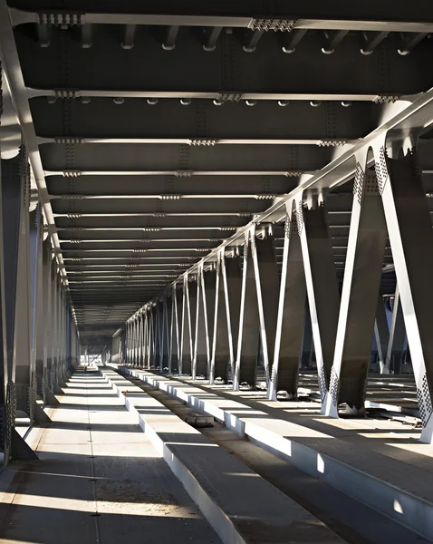 Innerhalb der Brücke in Kiev — Stockfoto