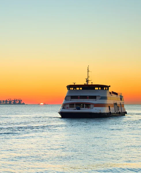 Trajektová loď při západu slunce, Portugalsko — Stock fotografie