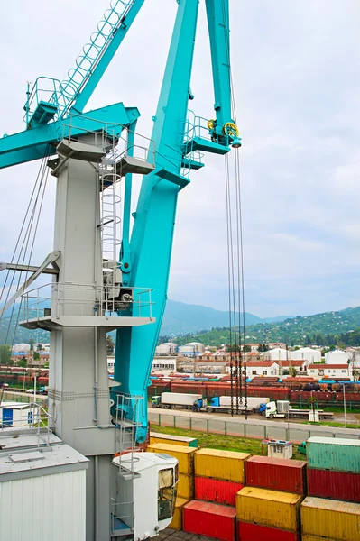 Kran im Industriehafen — Stockfoto