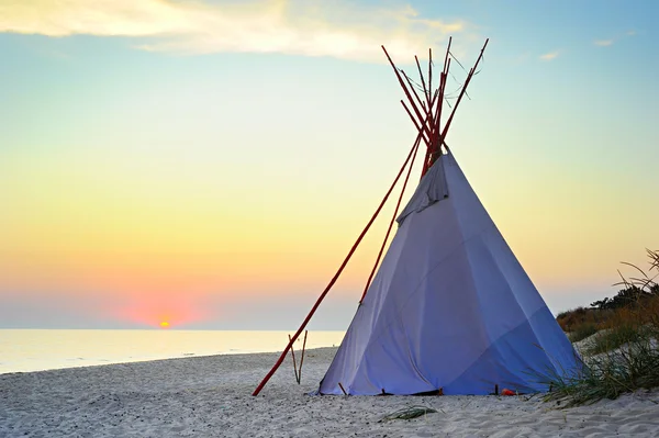 Traditional Teepee on sea beach — Stock Photo, Image