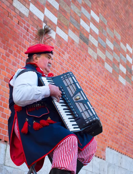 Musicien de rue en tenue traditionnelle polonaise — Photo