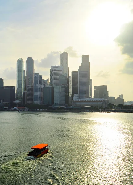 Loď v Singapuru při západu slunce — Stock fotografie