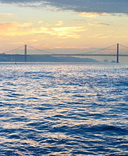 Baia di Lisbona con famoso ponte — Foto Stock