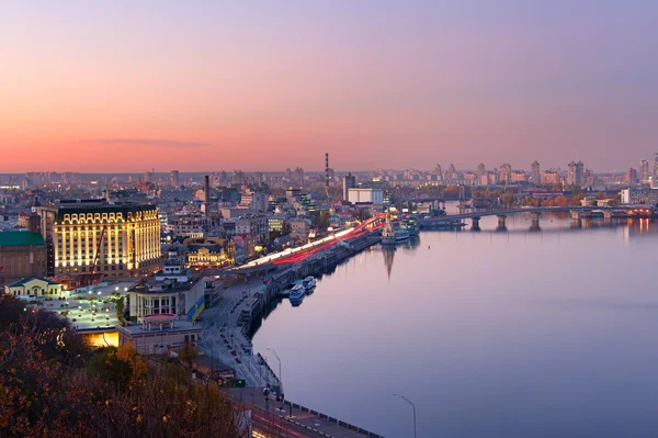 Kiev con riflessione nel fiume Dnipro — Foto Stock