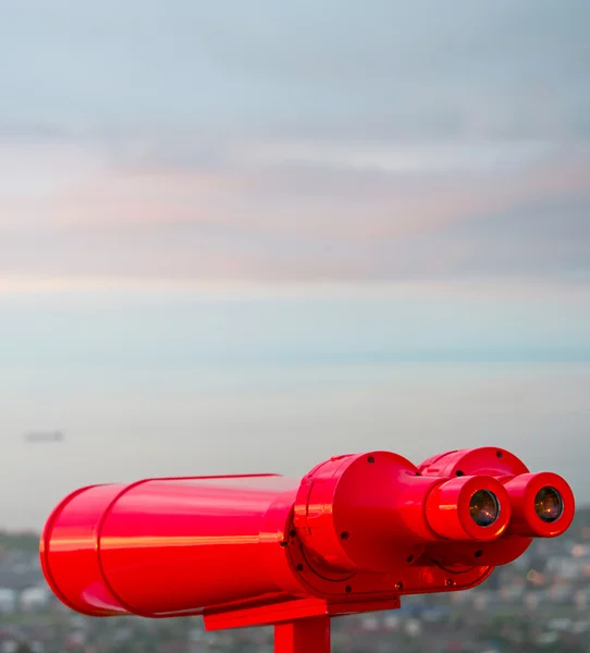 Verrekijker bij gezichtspunt bij zonsondergang. — Stockfoto