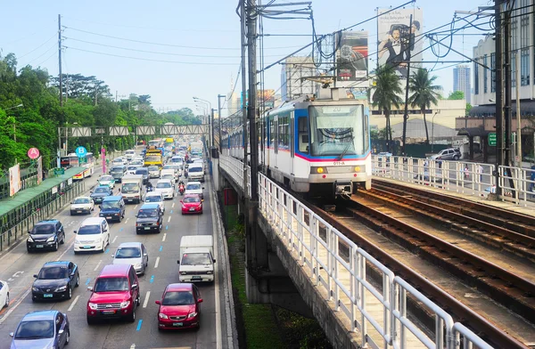 Train on railroad in Manila — Stock Photo, Image