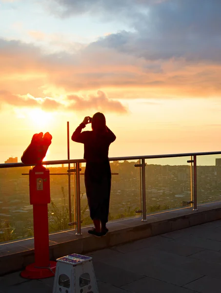 Жінка в точці зору на заході сонця — стокове фото