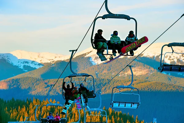 People on ski lift in Bukovel — Stock Photo, Image