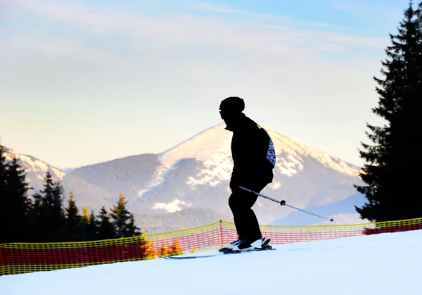 山のピークを持つスキーヤーのシルエット — ストック写真