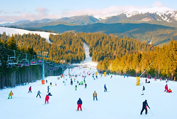 Estación de esquí abarrotada — Foto de Stock