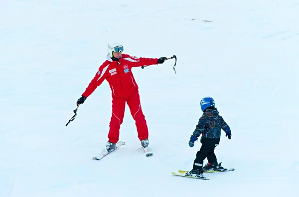 Лыжный урок для детей — стоковое фото