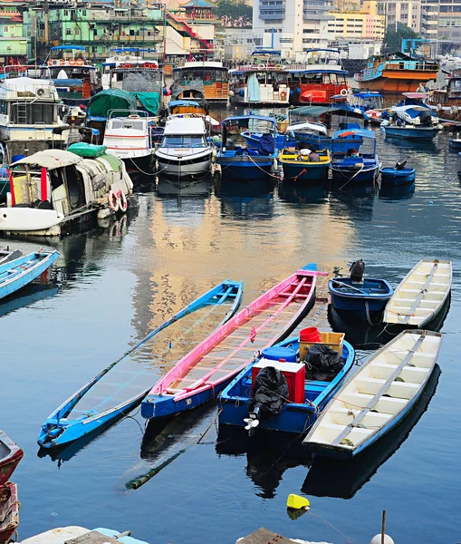 Barche in villaggio Aberdeen, HK — Foto Stock