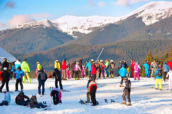 Personnes à la station de ski — Photo