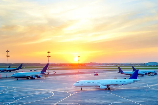 Blick auf Flugzeuge am Flughafen — Stockfoto
