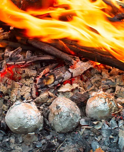 Patatas al horno en el fuego —  Fotos de Stock