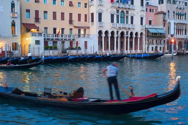 Gondol vid en kanal i Venedig — Stockfoto