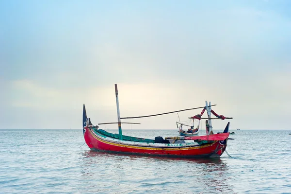 Barco de pesca indonésio tradicional — Fotografia de Stock
